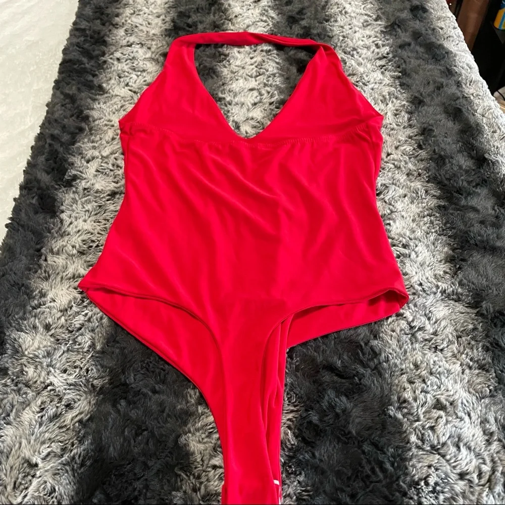 💥Fashion Nova Tokoyo Deep Halter Neck Red Bodysuit💥 - Picture 5 of 7